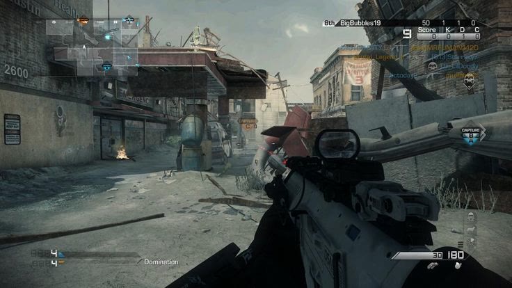 Partie de Call of Duty en mode Domination, arme en main dans une ville en ruines