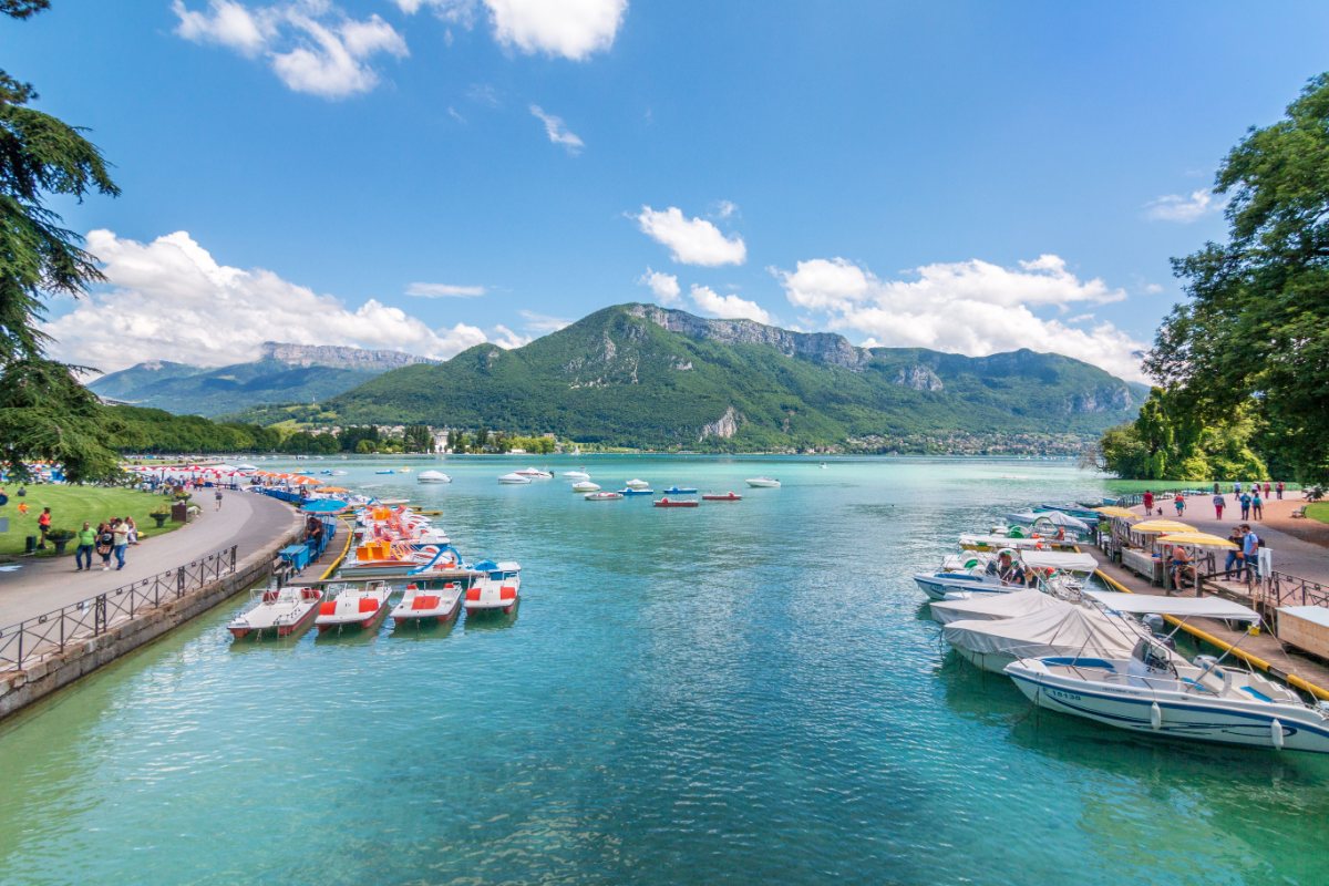 Le lac d'Annecy et ses montagnes, là où Tyméo SEKKAL construit ses projets