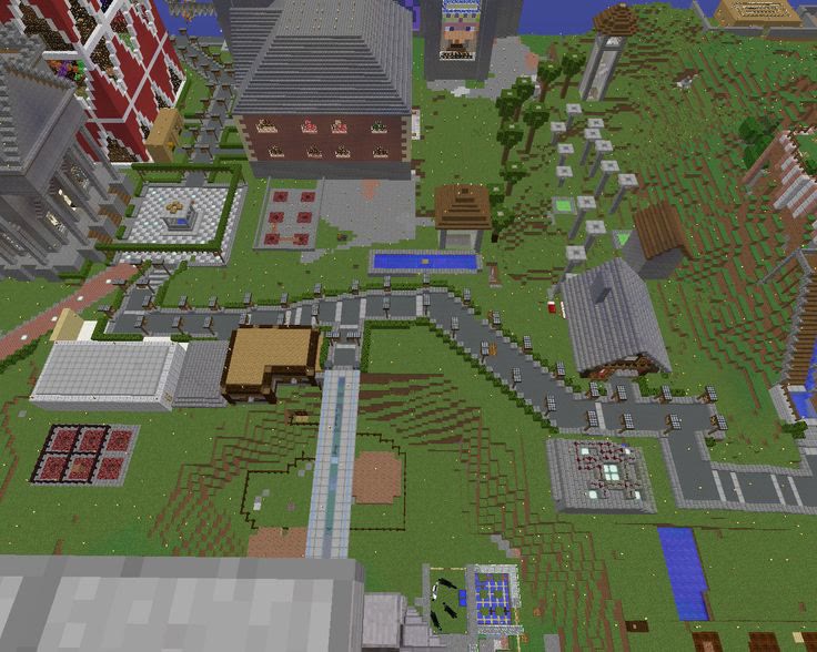 Vue aérienne d'une ville construite sur un serveur Minecraft, avec ses routes, ses maisons et ses bassins