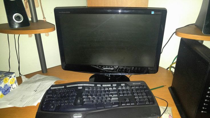 Vieil ordinateur de bureau du même style que celui des grands-parents de Tyméo SEKKAL