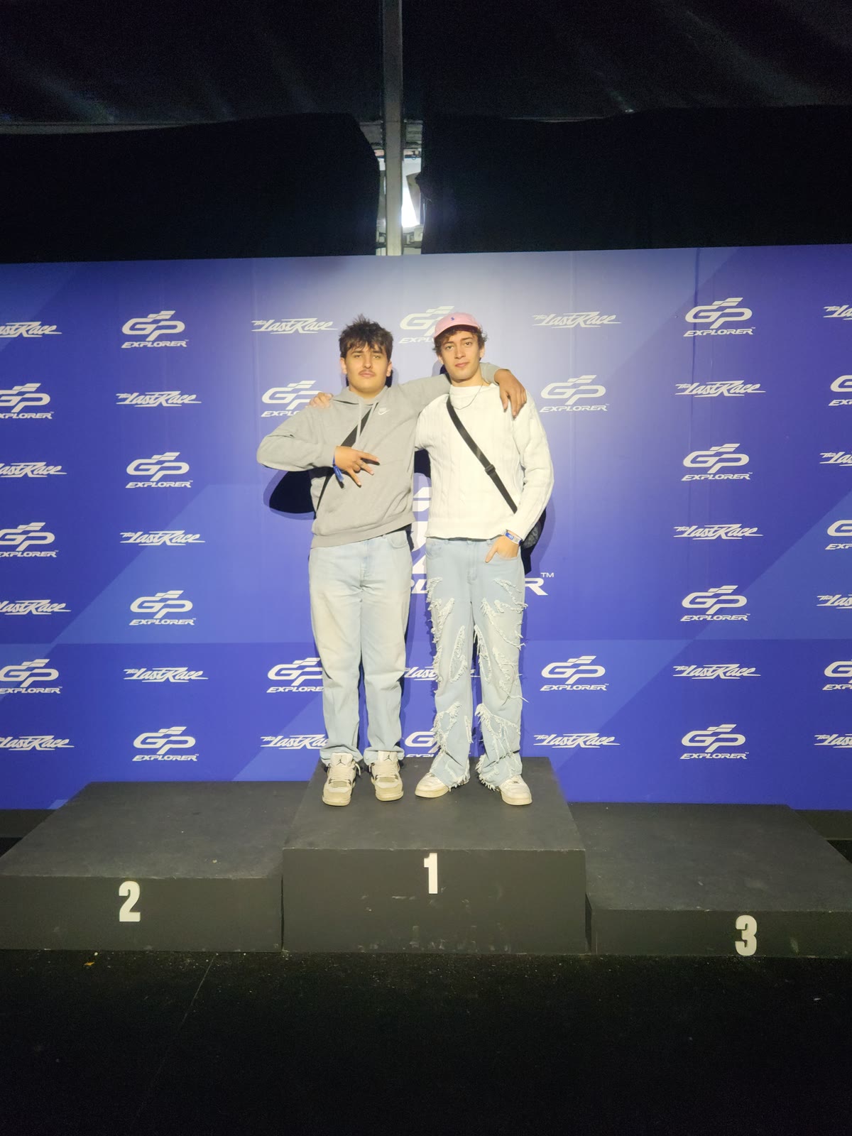 Tyméo SEKKAL et son meilleur ami Luka sur la plus haute marche du podium du GP Explorer