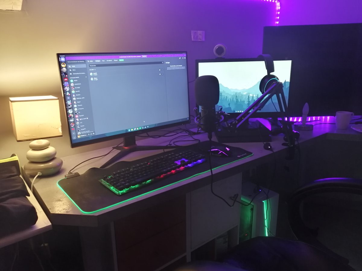 Le premier setup de Tyméo SEKKAL : son premier PC offert à Noël 2021, avec micro, casque et clavier lumineux